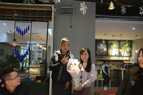 學(xué)員給阿贊李送花