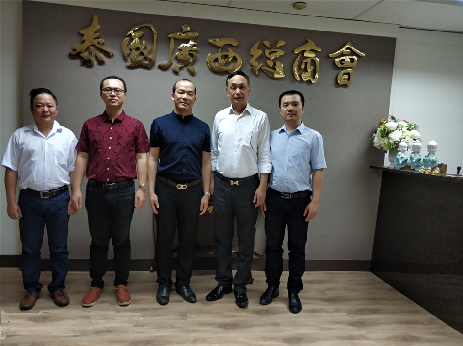 從左往右依次為國際部合伙人林健偉先生（左一），國際部總監(jiān)吳琪先生（左二），執(zhí)行董事粟宥朝先生（左三），商會主席李宇明（右二），國際部合伙人黃文超先生（右一）