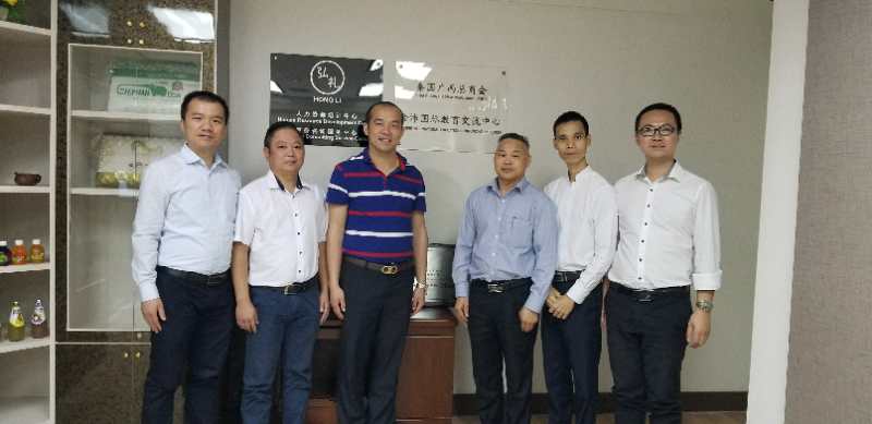 國(guó)際部合伙人黃文超（左一），林健偉（左二）國(guó)際部總監(jiān)吳琪（右一）執(zhí)行董事粟宥朝（左三），泰國(guó)廣西總商會(huì)副主席劉漢政（右二），泰國(guó)華人青年商會(huì)會(huì)長(zhǎng)助理黃志乾(右三)