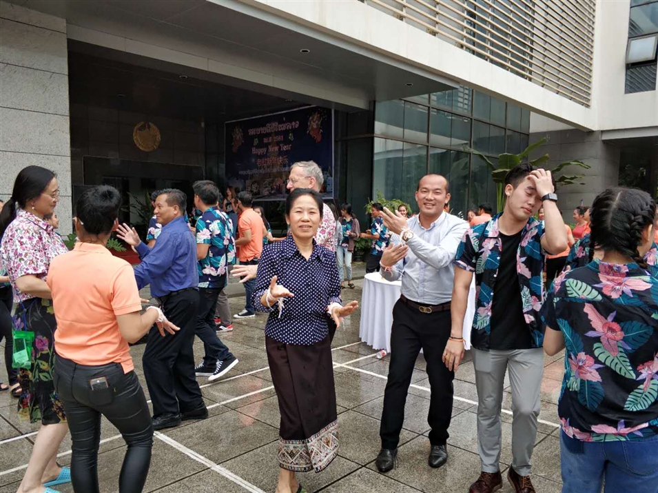 老撾駐南寧總領(lǐng)事萬?！ぞS麗雅彭女士與廣西金沛教育執(zhí)行董事粟宥朝先生一起在總領(lǐng)事館廣場(chǎng)載歌載舞