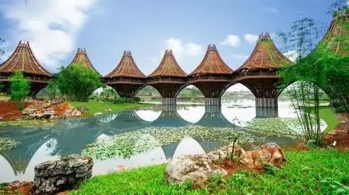 圖為中國-東盟友誼館。該建筑以廣西的風(fēng)雨橋?yàn)樵?，寓意“手拉手，心連心”。表達(dá)中國與東盟十國睦鄰友好、合作共贏之意。