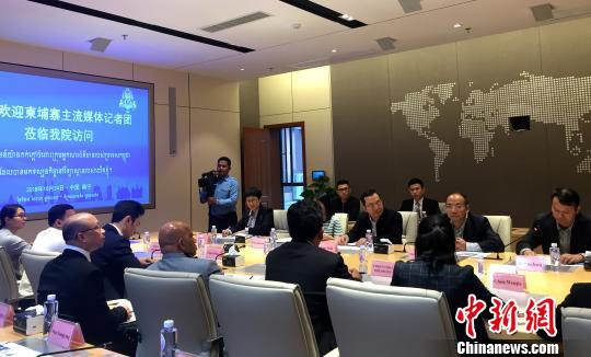 柬埔寨主流媒體采訪團(tuán)在廣西大學(xué)與師生交流。