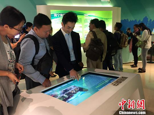 柬埔寨主流媒體采訪團(tuán)參觀南寧市規(guī)劃館。