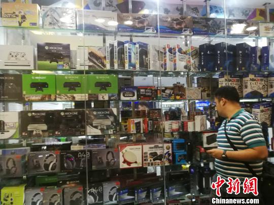 菲律賓統(tǒng)計局(Philippine Statistics Authority)5日發(fā)布10月份全國勞動力調(diào)查報告顯示，2018年10月就業(yè)不足率降至13.3%，而2017年10月為15.9%。圖為馬尼拉馬卡蒂一商場，貨品充足，青年人消費暢旺。 關(guān)向東 攝