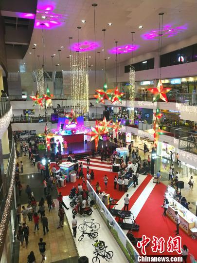 圖為馬尼拉馬卡蒂一商場，開始歲末大促銷，青年人消費暢旺。 關(guān)向東 攝